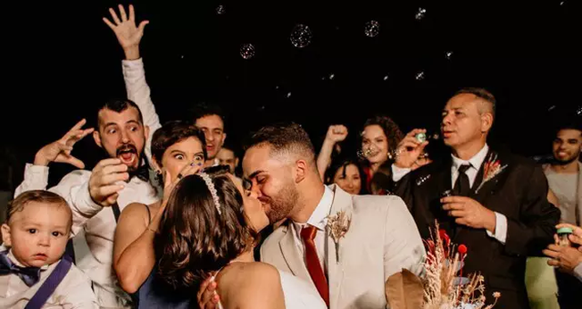 Wagner e Kelly se casaram no sábado (9) e deram seu primeiro beijo no altar. (Foto: Stephanie Gomes).