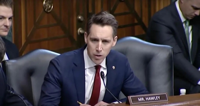 O senador Josh Hawley, durante audiência no Capitólio em 12 de julho de 2022. (Captura de tela YouTube)