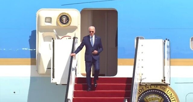 O presidente dos EUA, Joe Biden, chega ao Aeroporto Ben Gurion no Air Force One, 13 de julho de 2022. (Imagem: Time of Israel Captura de tela)