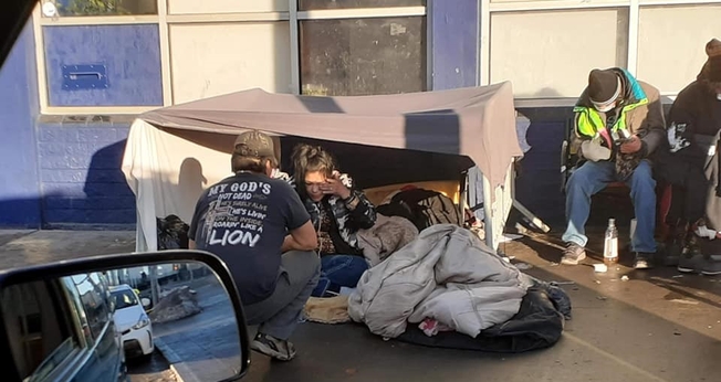Dale Desjarlais entrega alimentos e doações nas ruas de Edmonton todo segundo sábado. (Foto: Facebook Dale Desjarlais)