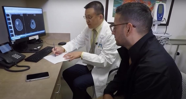 Israel Lemus e o médico oncologista Jay-Jiguang Zhu. (Foto: Captura de tela/YouTube Khou 11)