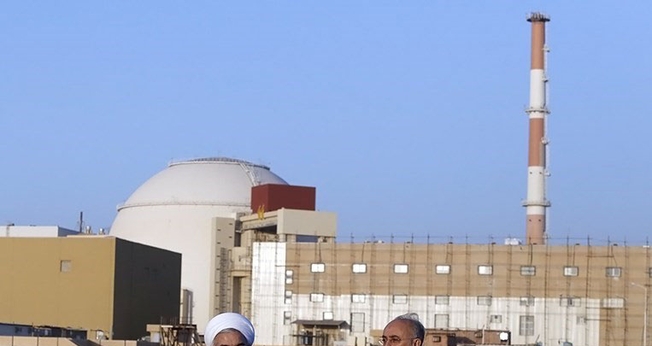 Ex-presidente do Irã, Hassan Rouhani e Ali Akbar Salehi, diretor da Organização de Energia Atômica do Irã (AEOI), na Usina Nuclear de Bushehr. (Foto: Reprodução/Wikimedia Commons)