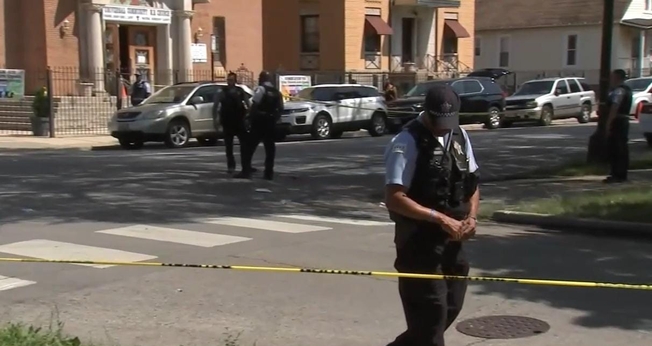 Frente da igreja onde ocorria o velório de Mike Nash. (Foto: Captura de tela/Vídeo ABC7 News)