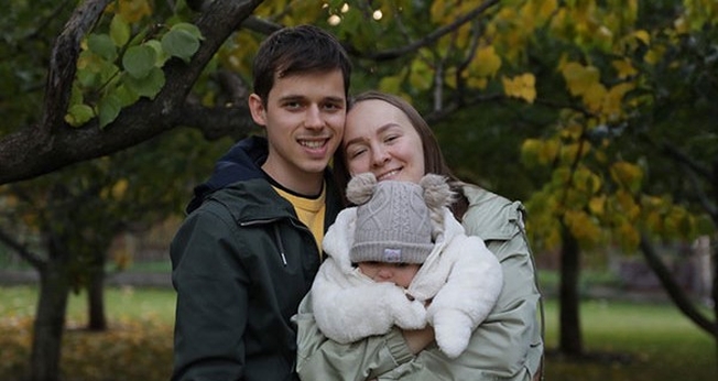 Vlad e Juliana com seu bebê: testemunho da proteção de Deus. (Foto: Reprodução / SGA)