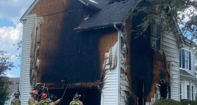 O fogo destruiu totalmente a casa, mas a família Smith foi protegida por Deus. (Foto: GoFundMe).