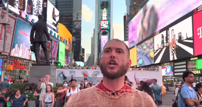 Phillip Blair prega na Times Square, em Nova York. (Captura de tela/Torch of Christ Ministries)