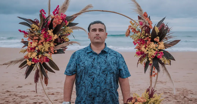 Omar Zaracho é celebrante de casamentos nas praias de Búzios. (Foto: Instagram/Celebrante Wedding)