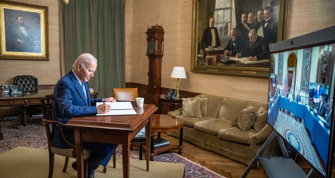 Joe Biden assina Ordem Executiva sobre facilitação de aborto. (Foto: Twitter/Joe Biden)