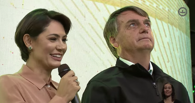 Jair Bolsonaro e Michelle na Igreja Batista da Lagoinha. (Foto: Captura de Tela/YouTube/Lagoinha)
