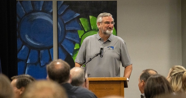 Eric Holcomb assinou projeto que restringe aborto no estado de Indiana. (Foto: Flickr Governor Eric Holcomb)