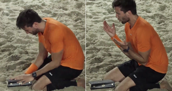 Allan Oliveira agradece ajoelhado. (Foto: Captura de tela/YouTube/Programa PLAY BT)