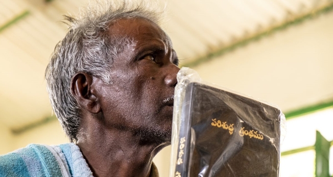 Indiano segura uma nova Bíblia. (Foto ilustrativa: IMB)