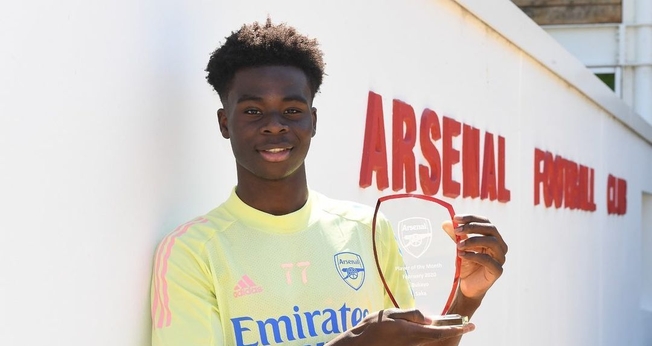 O britânico Bukayo Saka é um cristão devoto. (Foto: Bukayo Saka/Instagram)