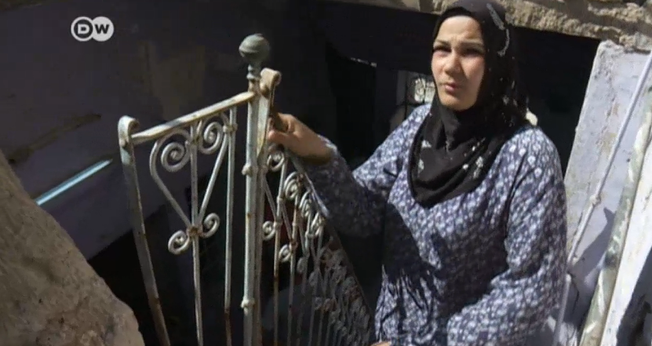 Mulher que vive em Mossul. (Captura de tela/DW)