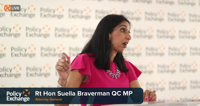 Procuradora-geral da Inglaterra e do país de Gales, Suella Braverman. (Foto: Captura de tela/YouTube Policy Exchange UK)