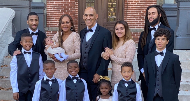 Tony Dungy, sua esposa Lauren e seus filhos. (Foto: Facebook/Tony Dungy).
