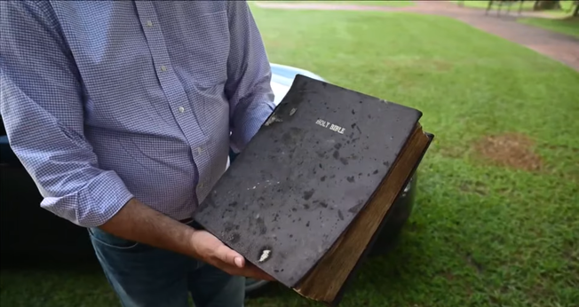 A Bíblia de 180 anos da Igreja Presbiteriana College Hill sobreviveu ao fogo. (Foto: Reprodução/YouTube/ABC24 Memphis).