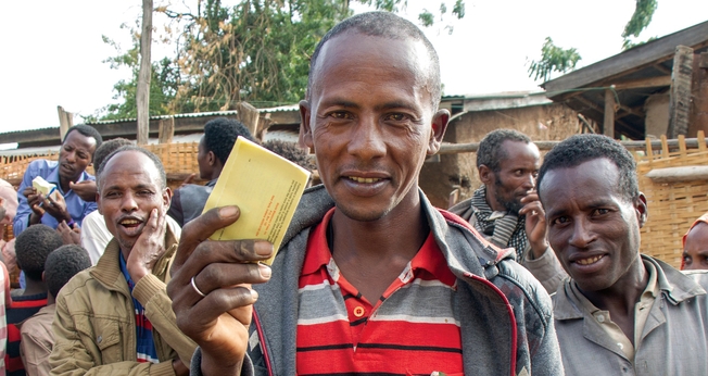 Homens etíopes recebem folhetos evangelísticos. (Foto: Facebook/World Missionary Press)