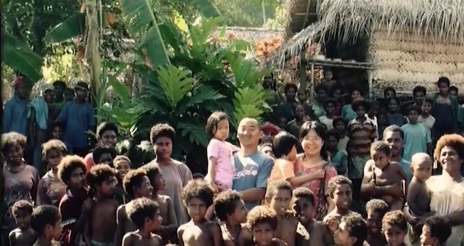 O casal Wayne Chen e Gail levaram o Evangelho a Biem, uma pequena ilha em Papua Nova Guiné. (Foto: Reprodução/CBN News).