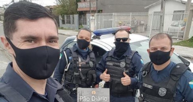 Imagem representativa de policiais segurando exemplares. (Foto: Pão Diário/Facebook)