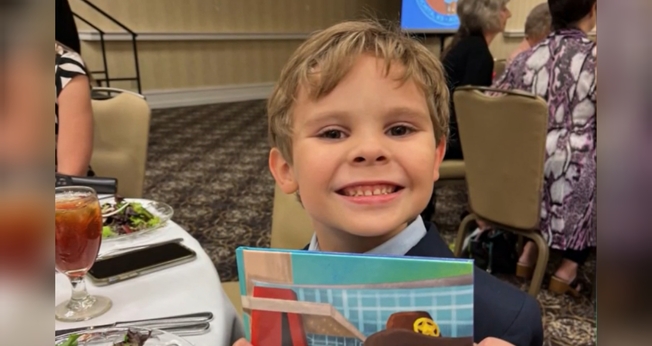 Wyatt Shield, de 6 anos, nasceu com dois polegares a mais nas mãos. (Foto: Reprodução/Fox TV).