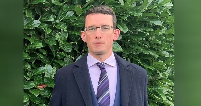 O professor Enoch Burke foi preso na Irlanda. (Foto: Reprodução/Twitter/Enoch Burke)