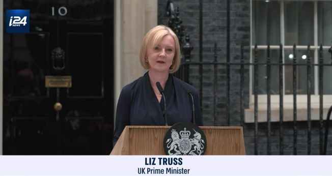 Liz Truss discursa em frente à residência oficial. (Captura de tela/i24News)