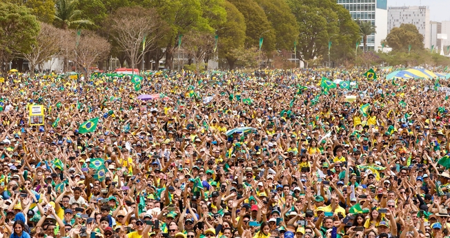 Multidão em oração pelo Brasil. (Foto: Flickr/Palácio do Planalto)