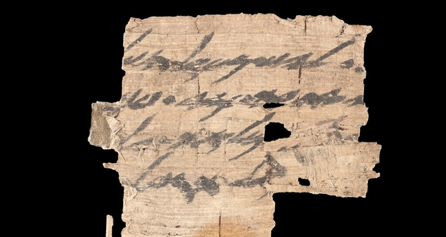 Fragmento de papiro. (Captura de tela/Autoridade de Antiguidades de Israel)