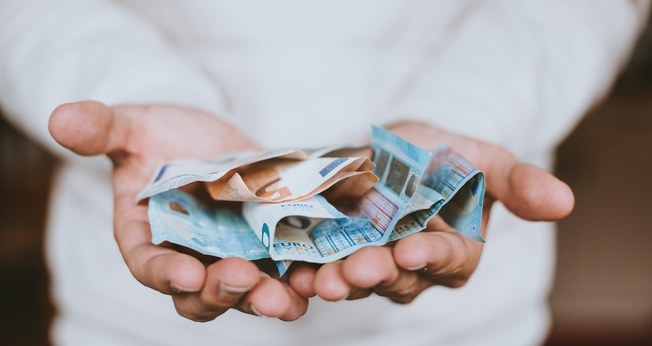 Os pesquisadores do estudo supõem que o dízimo não é bem ensinado nas igrejas. (Foto: Imagem ilustrativa/Unsplash/Christian Dubovan).