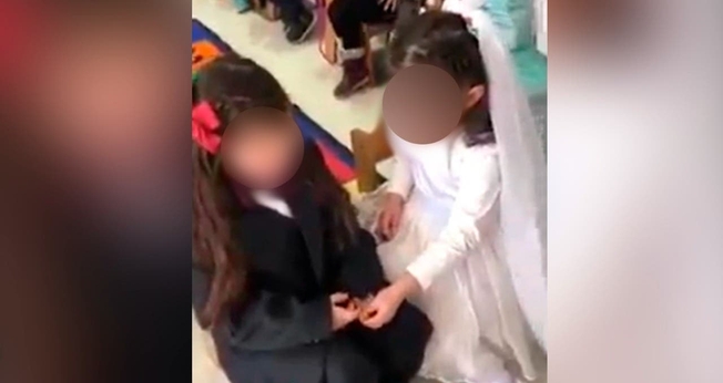 Encenação de casamento entre duas meninas, feita em escola do Chile. (Captura de tela/Instagram/Renato Vargens)