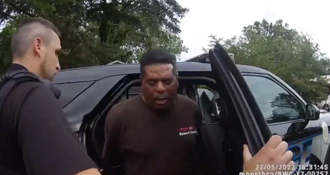 O pastor Michael Jennings sendo preso em 22 de maio de 2022. (Imagens da câmera da Childersburg Police Department / Escritórios de advocacia de Harry Daniels)