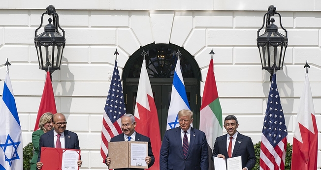 Cerimônia de assinatura dos Acordos de Abraão, estabelecendo laços formais entre Israel e dois estados árabes, ao lado de Donald Trump, na Casa Branca. (Foto: Shealah Craighead/White House Oficial)