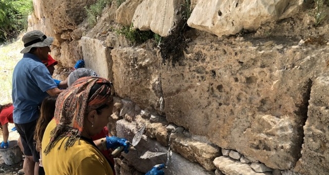 Turistas em uma escavação arqueológica em Israel (Foto: Israel Nature and Parks Authority)