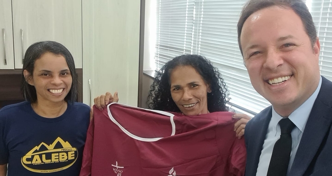 Rosilande (à esquerda) com uma das pessoas que foi batizada em 2022. (Foto: Arquivo pessoal/Notícias Adventistas).