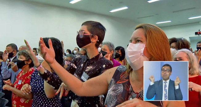 A tradução da Bíblia foi realizada por voluntários dos Testemunhas de Jeová. (Foto: Reprodução/Bom Dia Rio).