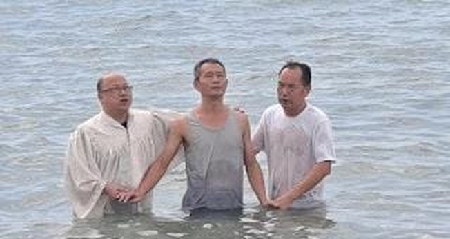 Batismo em praia da China. (Foto: China Aid)