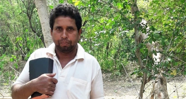 Madhab Gorai e sua Bíblia. (Foto: Reprodução/Morning Star News)