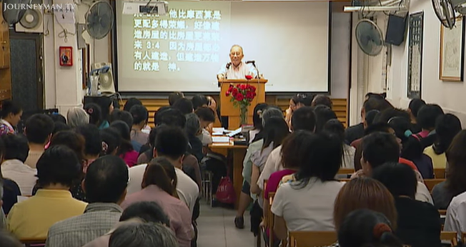 Culto cristão em igreja na China. (Captura de tela/Journeyman Pictures)