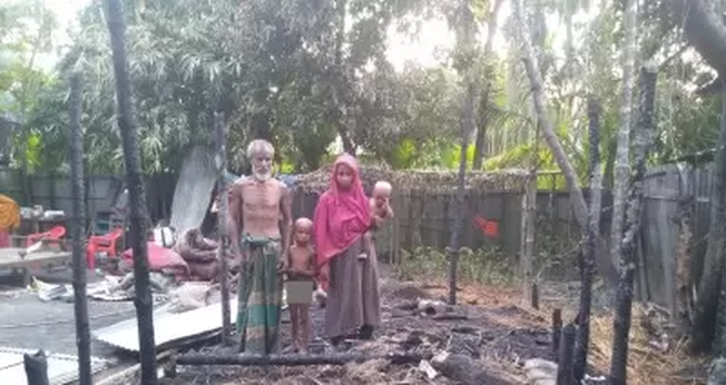 Família diante da casa incendiada. (Foto: Open Doors)