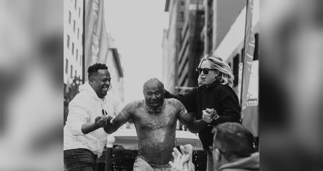 Os avivalistas Jodie e Ben Hughes pregaram e batizaram recém convertidos em Nova York. (Foto: Facebook/Jodie Hughes Revivalist).