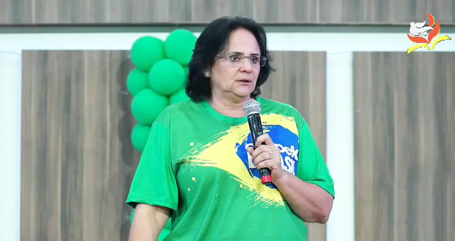 Damares Alves durante culto em Goiânia. (Foto: YouTube/AD Fama)