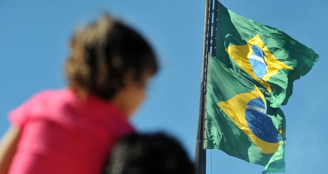 Imagem da troca da bandeira nacional, na Praça dos Três Poderes. (Foto: Fabio Pozzebom/ABr)