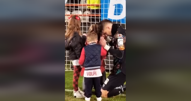 Volpi foi consolado pela esposa e seus dois filhos. (Foto: Reprodução/Facebook/TUDN USA).