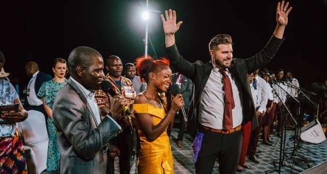 Grace aceitou a Jesus e foi curada, na cruzada de Daniel Kolenda. (Foto: Christ for all Nations).