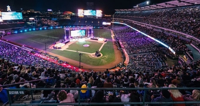 Multidão lota estádio para participar de evento evangelístico SoCal Harvest, na Califória. (Foto: Harvest)
