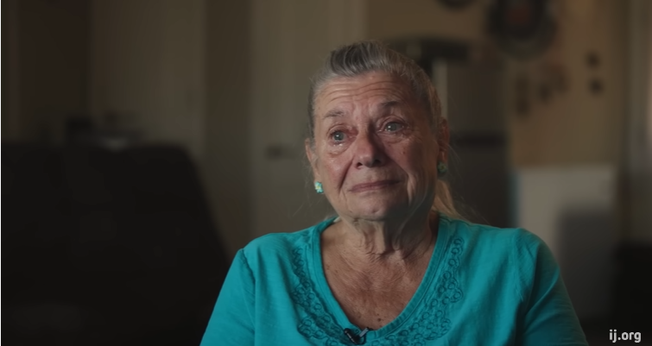 Norma Thornton, de 78 anos, foi impedida de doar refeições em local público. (Foto: Reprodução/Youtube/Institute for Justice).