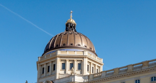 Cruz e texto bíblico na cúpula do Fórum Humboldt, Palácio de Berlim, devem ser removidos. (Foto: Alexander Naumann/Pixabay)