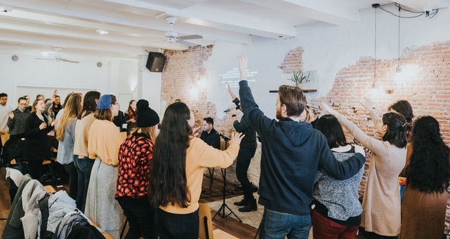 Pessoas reunidas em uma igreja. (Foto: Imagem ilustrativa/Unsplash/Sandro Gonzalez).
