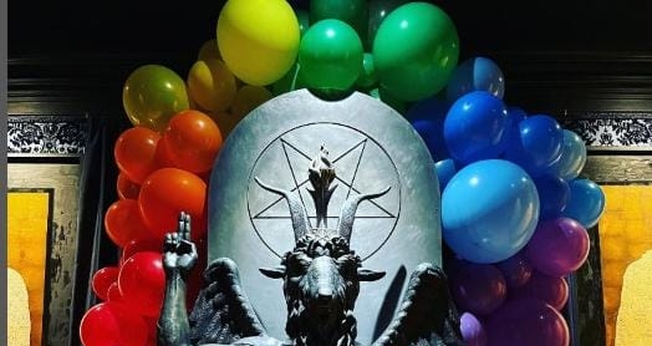 Apesar de se dizer ateu, o Templo Satânico usa a estátua do ídolo pagão Baphomet. (Foto: The Satanic Temple/Instagram)